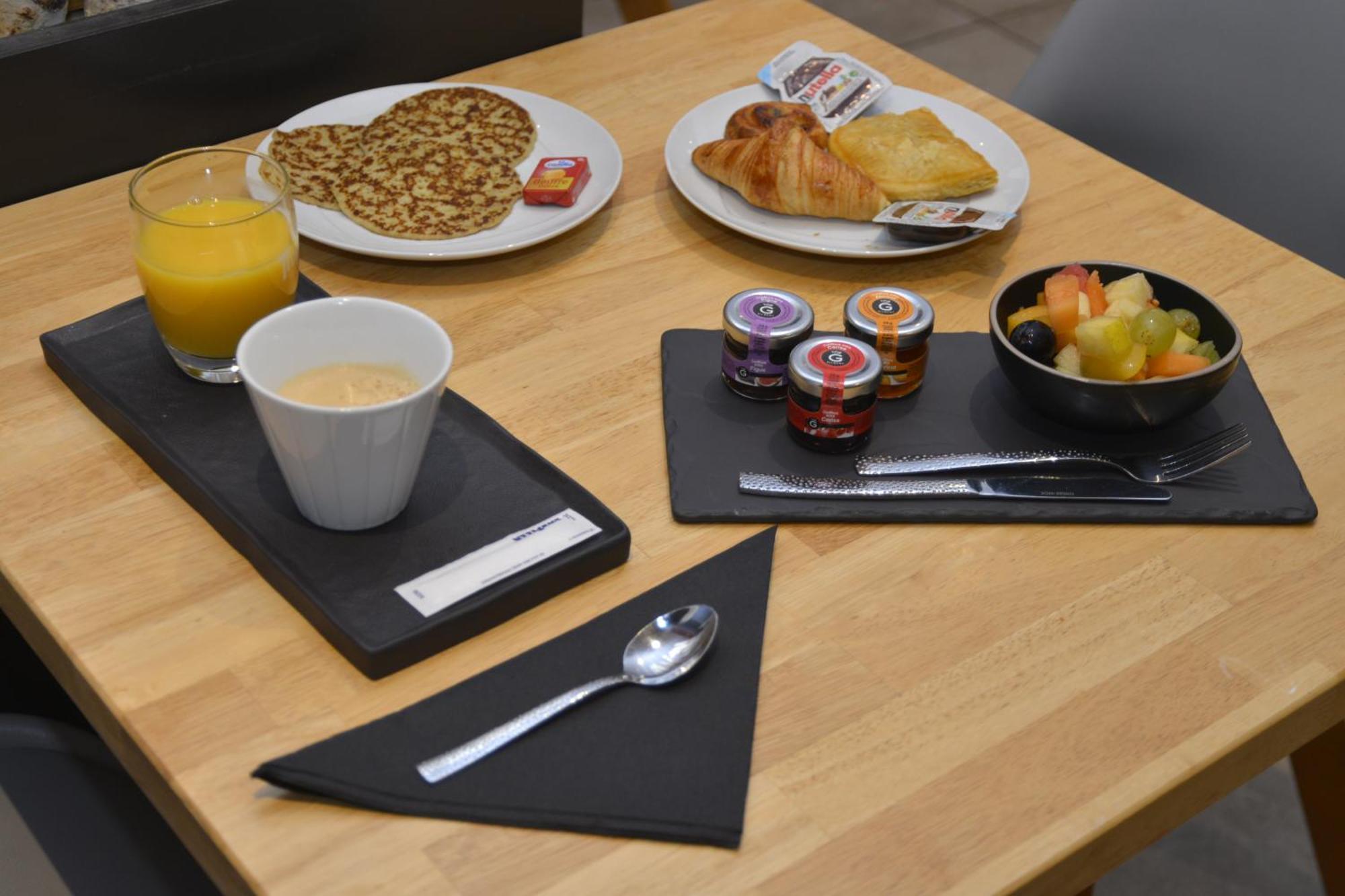Logis Cris Hotel Et Restaurant, Lyon Sud-Est Corbas Ngoại thất bức ảnh